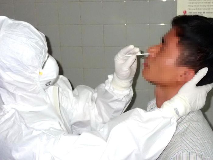Công việc hàng ngày - lấy dịch tễ của bệnh nhân và người nghi ngờ mắc virus Sars-CoV-2 để xét nghiệm theo dõi
