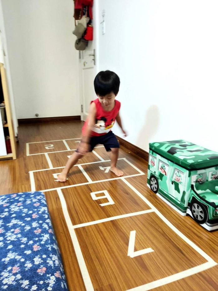 Bằng những dụng cụ có sẵn trong nhà, sẽ có ngay một sân chơi nho nhỏ cho con trẻ. Ảnh: HOÀNG HÙNG