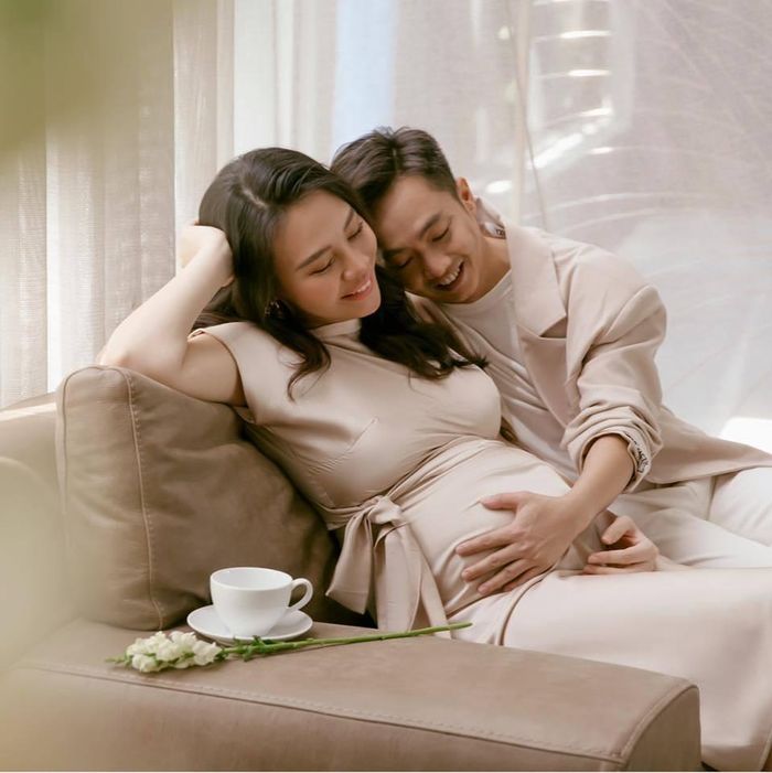 Khoảnh khắc ngọt ngào của Cường Đô La bên vợ. 