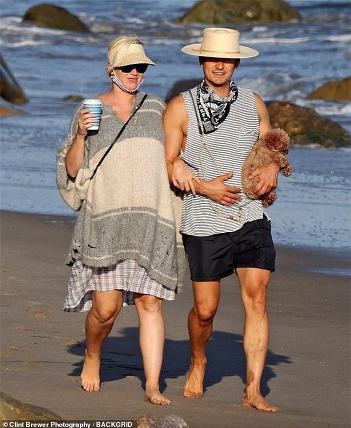 Bà bầu Katy Perry cùng Orlando Bloom hạnh phúc đi dạo biển Santa Barbara vào tháng 7/2020. (Ảnh: Daily Mail)