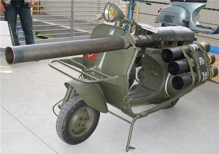 Vespa 150 TAP hay còn gọi là “súng thần công”, chiếc xe đã thực hiện thành công hơn nhiều so với những gì người ta có thể tưởng tượng. Khái niệm này được phát triển trong Thế chiến thứ nhất, nhưng chỉ đến năm 1956, các mô hình đầu tiên mới được tạo ra cho lực lượng không quân Pháp. Chiếc Vespa 150 TAP sẽ được thả từ các máy bay xuống khu vực chiến trường và sẵn sàng hoạt động ngay lập tức. Giải pháp thiết kế của Vespa 150 TAP nhấn mạnh đến tính năng di động. Nó có thể nhanh chóng xuất hiện ở nhiều chiến trường khác nhau, những nơi mà quân khởi nghĩa thường bất ngờ xuất hiện. Khoảng 500 chiếc Vespa 150 TAP đã xuất xưởng cho đến nay. Hiện nay, súng không giật M20 trên xe máy tay ga đã được thay thế bằng súng phóng lựu chống tăng.
