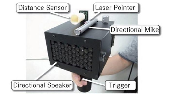 Súng gây câm (SpeechJammer) là một sản phẩm của 2 nhà nghiên cứu người Nhật Bản - Kazutaka Kurihara và Koji Tsukada, có thể khiến một người đang nói trở nên câm lặng gần như ngay lập tức. Súng hoạt động bằng cách thu thập tiếng nói của người đang nói qua một chiếc microphone và sau 0,2 giây, nó bắn trả một âm thanh giống hệt vào người đang nói. Kỹ thuật này được gọi là “phản hồi thính giác trì hoãn”, khiến người đang nói trở nên lắp bắp rồi yên lặng hoàn toàn. Phát minh này của 2 nhà nghiên cứu người Nhật Bản đã đoạt giải Âm học của giải thưởng Ig Nobel 2012, một giải thưởng được tạp chí Annals of Improbable Research của Mỹ trao tặng hàng năm cho những phát minh khoa học mang tính kỳ dị và không kém phần hài hước đến từ mọi châu lục trên khắp thế giới. Súng có thể bắn xa nhất là 30m. Speech Jammer có thể được sử dụng để bảo đảm yên tĩnh trong lớp học, thư viện, nhưng cũng có thể khiến những người biểu tình, các nhân vật chính trị đối lập, hay những người quan trọng không thể cất lời.