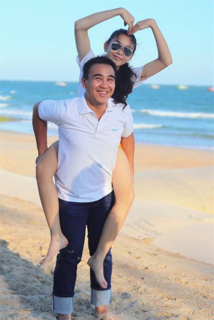 - Anh và bà xã đưa con gái xuất hiện khá nhiều. Ở 14 tuổi, cô bé đã cảm nhận được việc nổi tiếng?