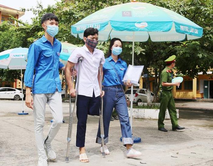 Em Nguyễn Công Nguyên chống nạng đến phòng thi.