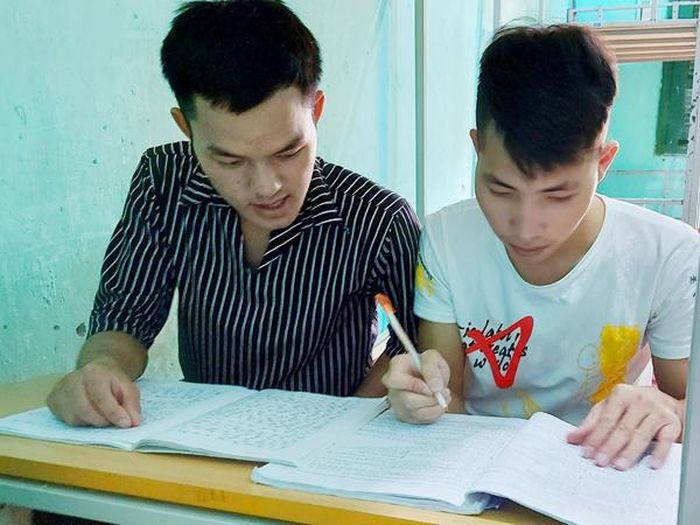 Em Thào A Ca (phải ảnh) tích cực ôn thi tốt nghiệp THPT.