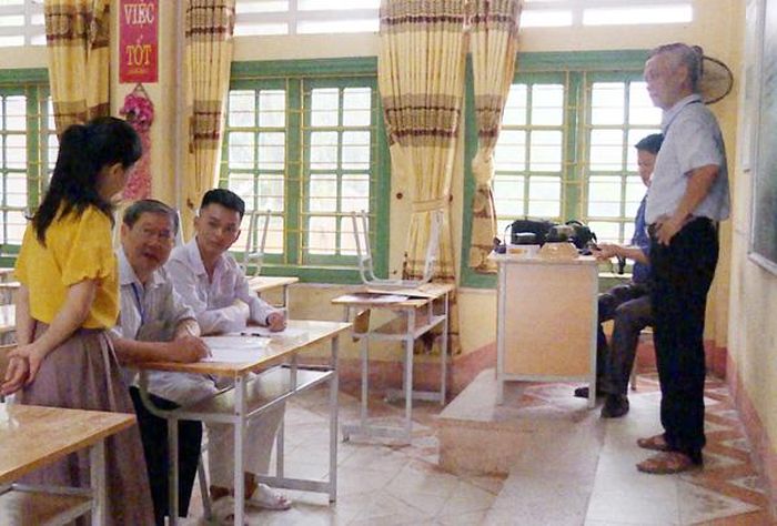5 cán bộ trực tiếp phục vụ, giám sát 1 thí sinh thi.