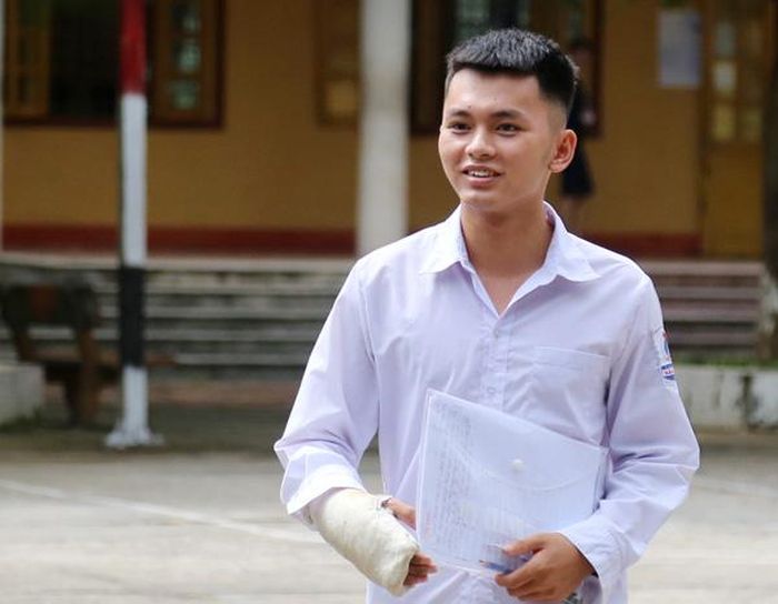 Thí sinh Phạm Văn Hiếu tươi cười khi rời phòng thi.