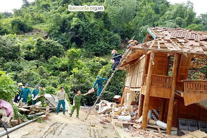 Các lực lượng chức năng giúp người dân dỡ nhà khắc phục hậu quả do đá lăn