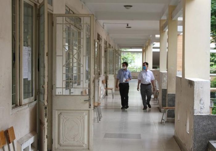 Thanh tra Bộ GD-ĐT kiểm tra bên ngoài phòng thi tại điểm thi trường THPT Thủ Thiêm (quận 2, TP Hồ Chí Minh) 