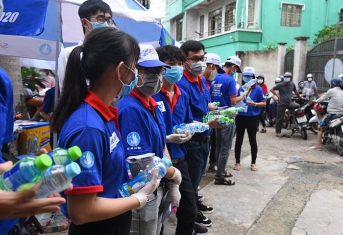 Còn 10 phút nữa cổng trường - điểm thi mới mở nhưng các SV tiếp sức mùa thi đã sẵn sàng trao quà cho thí sinh