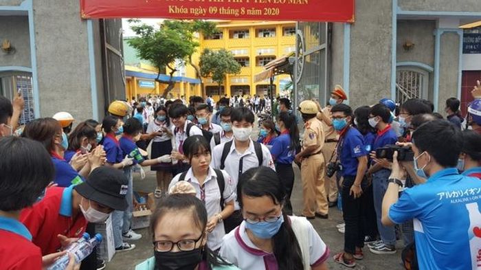 Các thí sinh tại điểm thi THPT Ten Lơ Man (quận 1) phấn khởi sau khi thi môn Ngữ văn