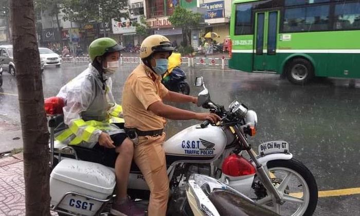 Nữ thí sinh được CSGT quận 1 đưa đến điểm thi trong chiều mưa tầm tã