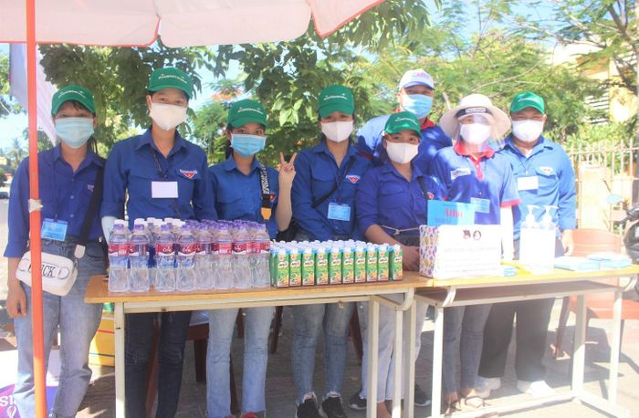 Các bạn tình nguyện viên tiếp sức mùa thi.