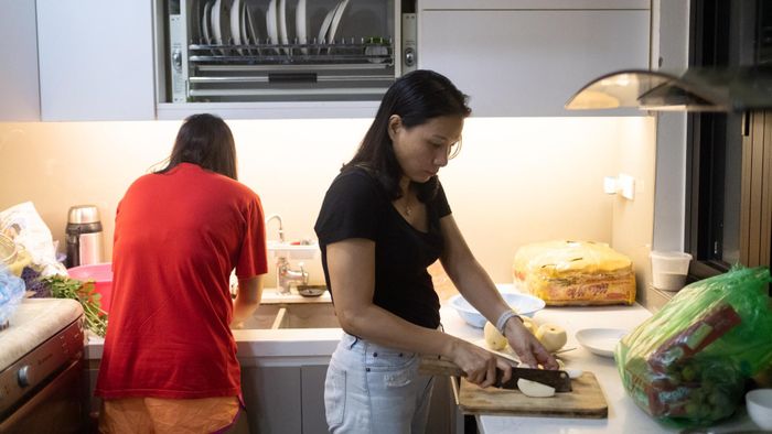 Buổi tối trước ngày thi, một số họ hàng đến động viên, chúc Lâm thi tốt. Bà ngoại cũng gọi điện chúc cháu bình tĩnh, tự tin, làm hết sức mình. 