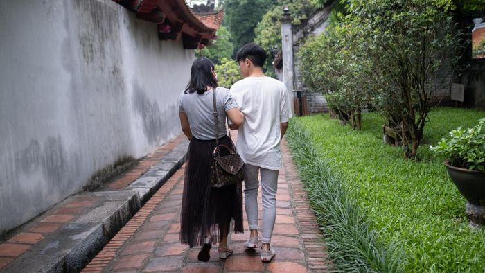  Lâm từng hỏi tôi: "Nếu con thi trượt, cha mẹ có mắng không?". Tôi bảo: "Đó sẽ là trải nghiệm đáng nhớ trong cuộc đời con, sai thì làm lại, không có vấn đề gì cả". 