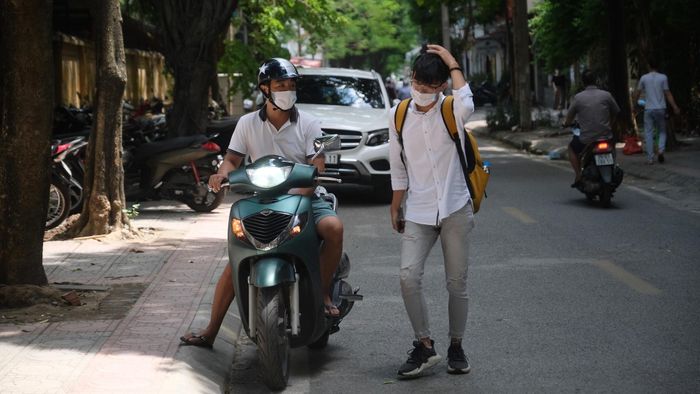  "Cứ làm hết sức mình nhé, bố ở ngoài này chờ con", tôi nói với theo Lâm. 