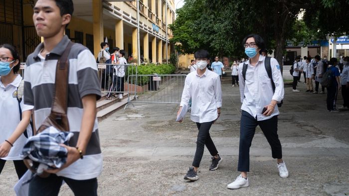  Hết giờ thi, con khá tự tin về bài làm. Lâm không xem ngay đáp án trên mạng để tập trung cho những môn tiếp theo. Tôi đưa con về nghỉ ngơi, tiếp tục chiến đấu với các môn còn lại. 