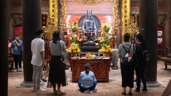  Trước ngày làm thủ tục, buổi sáng, hai mẹ con đi Văn Miếu - Quốc Tử Giám (Hà Nội), với mục đích để Lâm không phải ngồi bàn học, thư giãn trước ngày thi. Điều vợ chồng tôi lo nhất là kỳ thi trùng với đợt dịch bùng phát. Chúng tôi hạn chế cho con đi học thêm, đến chỗ đông người để đảm bảo sức khỏe. 