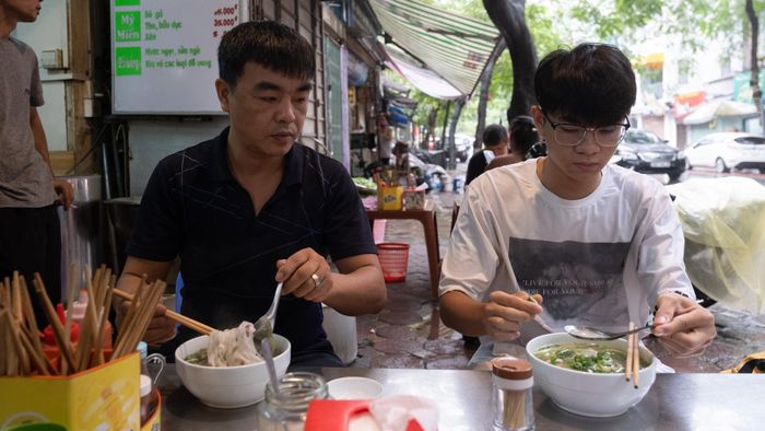  Tôi là Nguyễn Văn Tuấn (lao động tự do). Năm nay, con trai tôi là Hà Lâm tham dự kỳ thi tốt nghiệp THPT. Những tuần cuối ôn thi, buổi sáng, hai cha con cùng ăn ở quán rồi tôi đưa cháu đi học. 