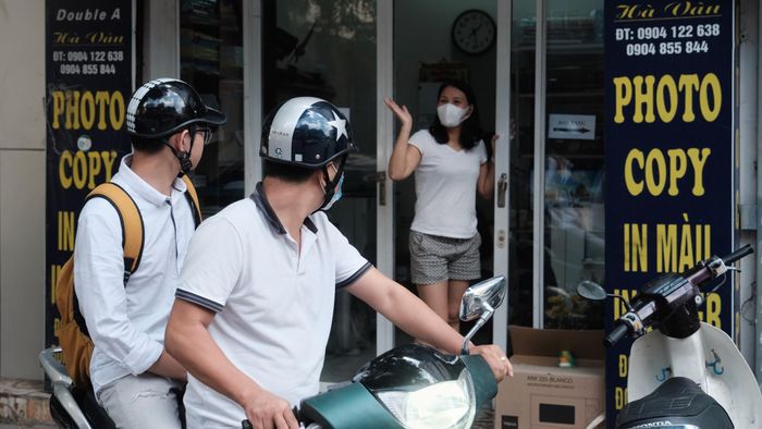  Sáng hôm sau, tôi đưa con đi thi. Nhà cách trường thi chỉ 1,5 km nên hai cha con không cần quá vội. 