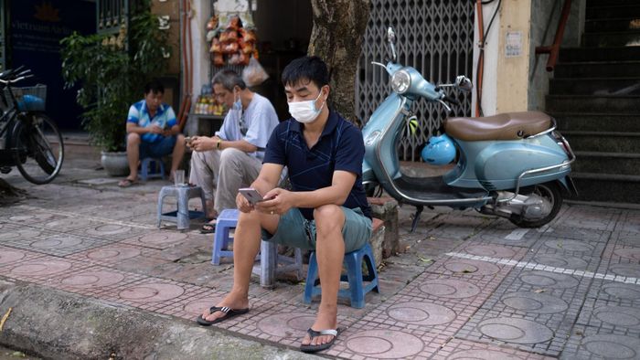  Trong 4 buổi thi, dù nhà gần, tôi vẫn nán lại ít nhất đến khi trống báo bắt đầu làm bài, phòng trường hợp sơ suất thiếu đồ hay con có sự cố phát sinh. 