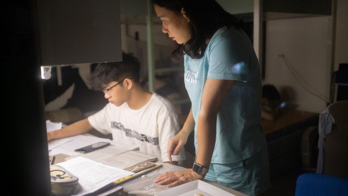  Con có vẻ khá lo lắng và hồi hộp. Vợ tôi nhắc cháu không nên xem thêm bài tập, để đầu óc thư giãn. 