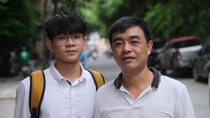  Kết thúc hai ngày thi, nhìn con thoải mái khi bước ra khỏi cổng trường khiến tôi cũng thở phào. Hai ngày thi nhưng là sự cố gắng của con trong 12 năm qua, sự đồng hành của cha mẹ, không quản đêm ngày. Kết quả cuộc thi có thế nào, tôi mong con hãy tự tin bước tiếp trên con đường mình đã chọn. Cha mẹ sẽ luôn bên cạnh con. 