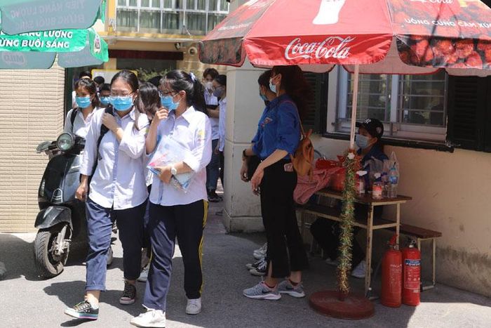 Thí sinh tại điểm trường THPT Kim Liên hoàn thành bài thi sáng 10/8. Ảnh: Quang Tấn