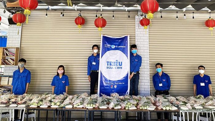 Chương trình “Triệu bữa cơm” hỗ trợ người dân bị tác động bởi dịch COVID-19 tại Đà Nẵng và Quảng Nam. Ảnh: TTXVN