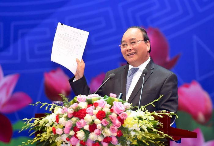 Tại Hội nghị của Thủ tướng Chính phủ với Doanh nghiệp diễn ra ngày 17/5/2017, Thủ tướng công bố với các doanh nghiệp Chỉ thị số 20 về việc không thanh tra doanh nghiệp một năm quá một lần. Ảnh: VGP