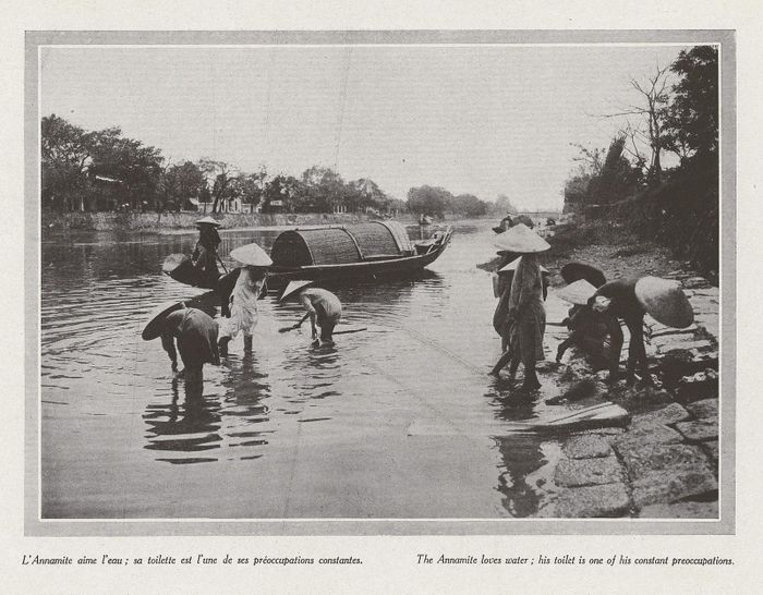 Cảnh sinh hoạt ở bến nước.