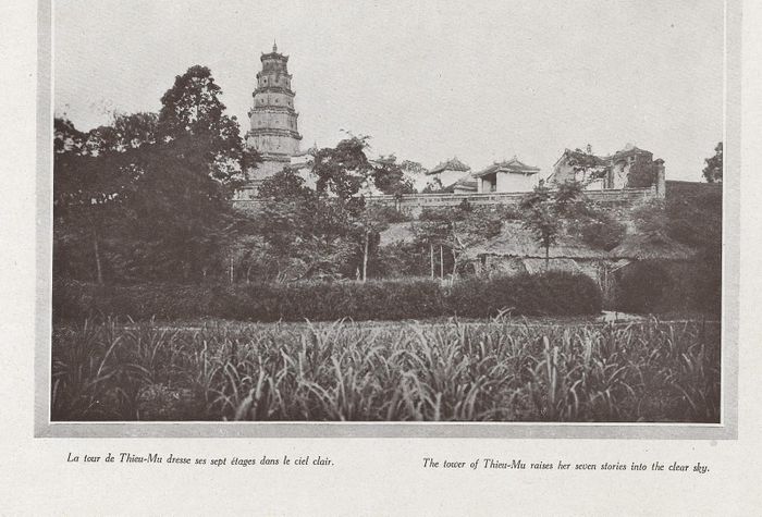 Chùa Thiên Mụ nhìn từ cánh đồng cạnh chùa.