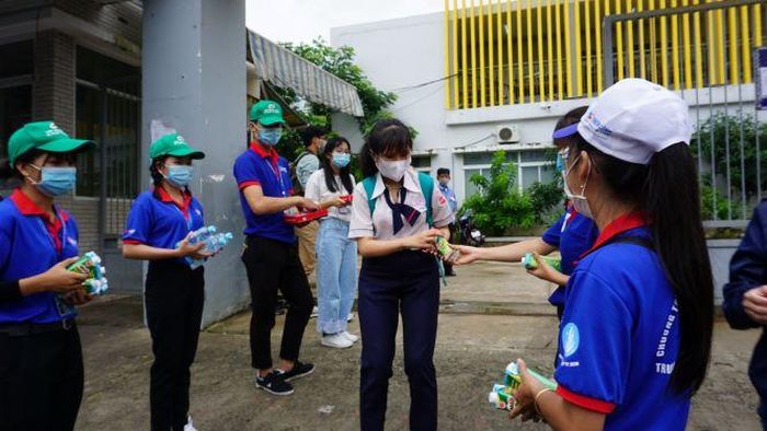 Thí sinh được đội tiếp sức mùa thi "tiếp sữa" sau khi hoàn thành bài thi.