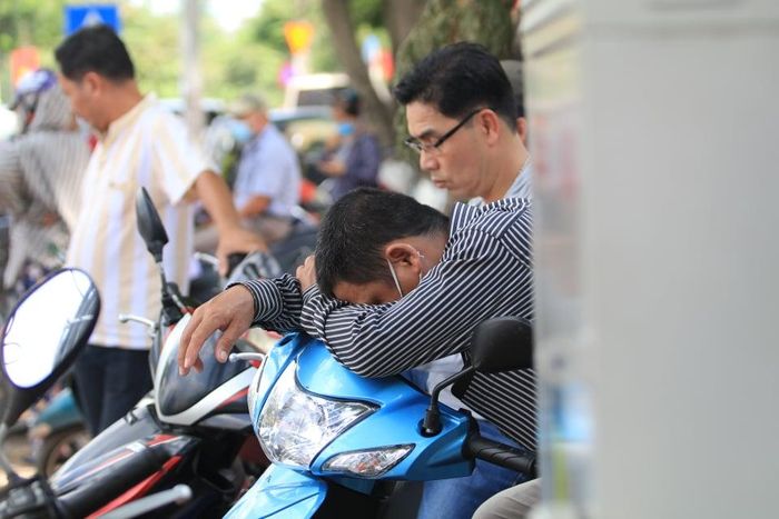 Nhiều bậc phu huynh thấm mệt sau 2 ngày đưa đón con dưới thời tiết thất thường.