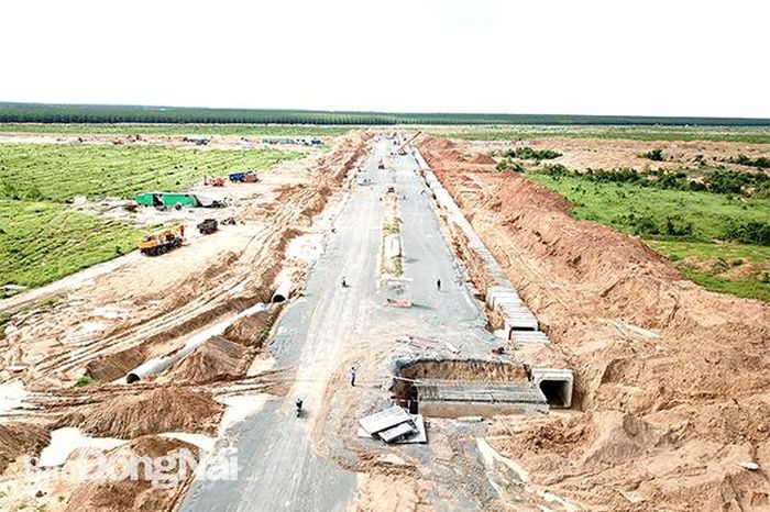 Một tuyến đường đang được xây dựng tại khu tái định cư Lộc An - Bình Sơn, nơi dự kiến sẽ bố trí tái định cư cho toàn bộ các hộ dân có đất bị thu hồi trong khu vực xây dựng sân bay Long Thành. Ảnh:P. Tùng