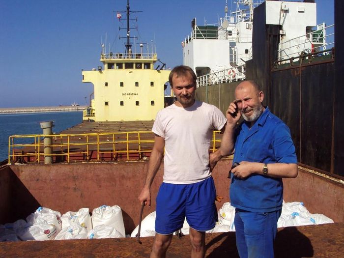  Thuyền trưởng Boris Prokoshev (phải) và quản lý neo buồm Boris Musinchak của tàu Rhosus đứng cạnh những bao tải chứa ammonium nitrate tại cảng Beirut năm 2014. Ảnh: Reuters. 