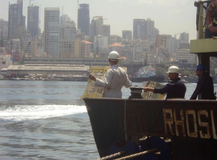  Thuyền trưởng và thuyền viên tàu Rhosus kêu gọi chính phủ Lebanon thả họ năm 2014 sau khi tàu bị giữ lại tại Beirut. Ảnh: Reuters. 