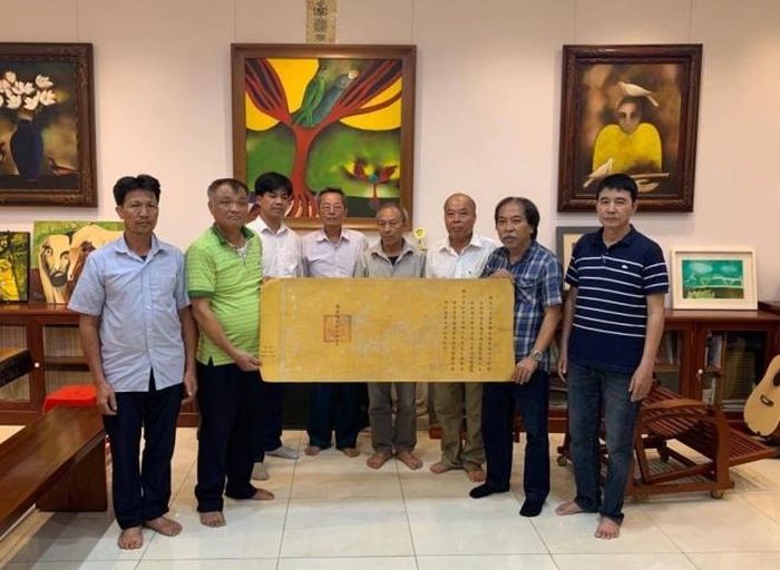 Nhóm Nhân sĩ Hà Đông trong một lần dâng tặng lại sắc phong tại Hà Đông vào tháng 7 vừa qua