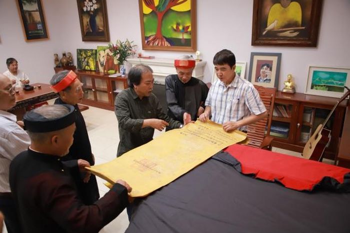 Nhà thơ Nguyễn Quang Thiều (thứ 3 từ phải sang) cùng nhóm Nhân sĩ Hà Đông trong một lần dâng tặng lại sắc phong. Ảnh Đăng Huy