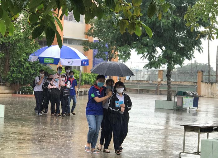 Trong những ngày diễn ra kỳ thi, thời tiết TPHCM liên tục có mưa, ngay lập tức các bạn chiến sỹ mang dù, áo mưa đưa rước các thí sinh vào điểm thi (Ảnh: SAC)