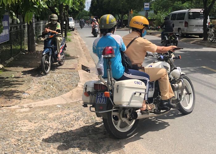 Trước giờ diễn ra môn cuối kỳ thi, một nữ thí sinh tại Trường THPT Võ Trường Toản, quận 12 do bị quên giấy báo thi nên được một chiến sỹ CSGT dùng xe đặc chủng đưa về lấy giấy tờ. Nhờ đó, thí sinh này đã kịp đến trường thi ngay lúc đóng cổng (Ảnh: SAC)