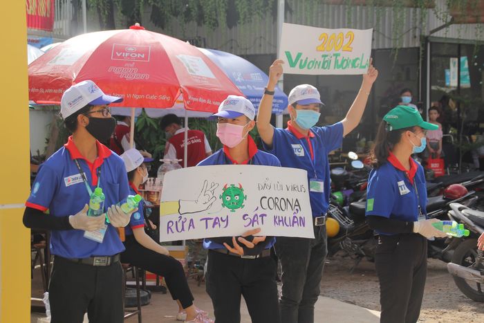 Kỳ thi tốt nghiệp THPT năm nay diễn ra trong thời điểm dịch bệnh COVID-19 diễn biến phức tạp, do đó bên cạnh đảm bảo an toàn cho chính bản thân, các bạn chiến sỹ tham gia chương trình tình nguyện "Tiếp sức mùa thi" cũng nỗ lực tuyên truyền, hỗ trợ các em thí sinh và người nhà thực hiện tốt các biện pháp phòng chống dịch 