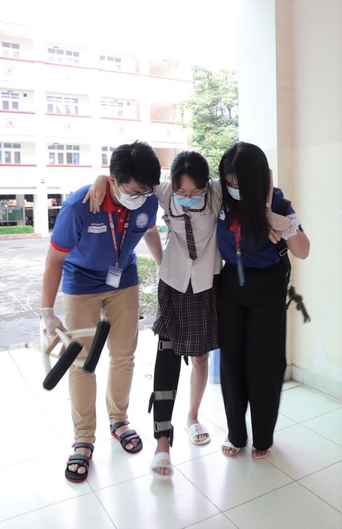 Một số điểm thi có thí sinh bị thương tích, các tình nguyện viên "Tiếp sức mùa thi" là người trực tiếp dìu đỡ các bạn đi lại tại điểm thi. Trong ảnh, hai sinh viên dìu thí sinh tại điểm thi THPT Nguyễn Hiền, quận 11