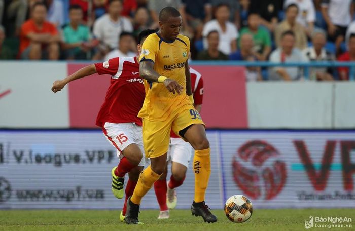 SLNA giữ lại ngoại binh Martins cho giai đoạn còn lại của V.League 2020. Ảnh: Hải Hoàng
