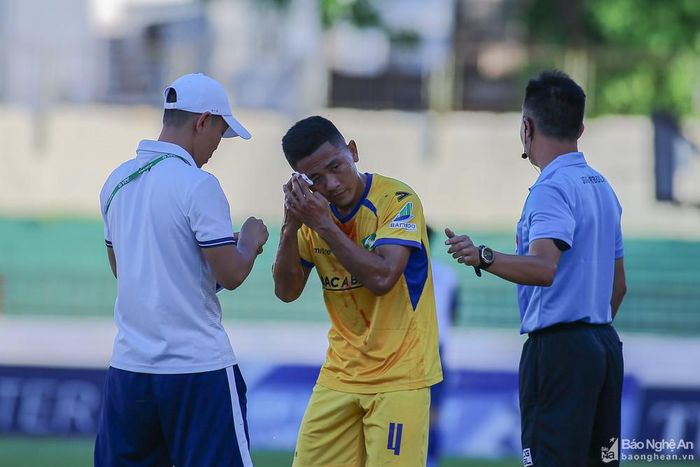 Bùi Đình Châu là một trong số những cầu thủ nhận mức lương 6 triệu đồng/ tháng tại SLNA. Ảnh: Xuân Thủy