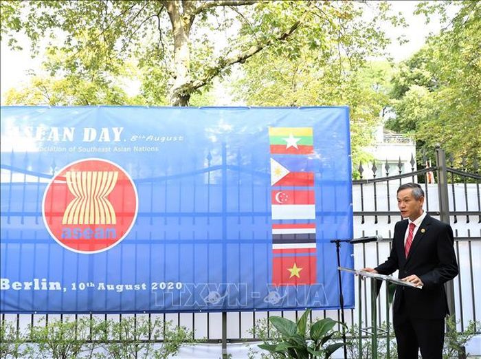 Đại sứ đặc mệnh toàn quyền Việt Nam tại Đức Nguyễn Minh Vũ cho rằng cách thức mà ASEAN đối phó với đại dịch COVID-19 là minh chứng cho hình ảnh một ASEAN gắn kết, chủ động, thích ứng và tự cường.