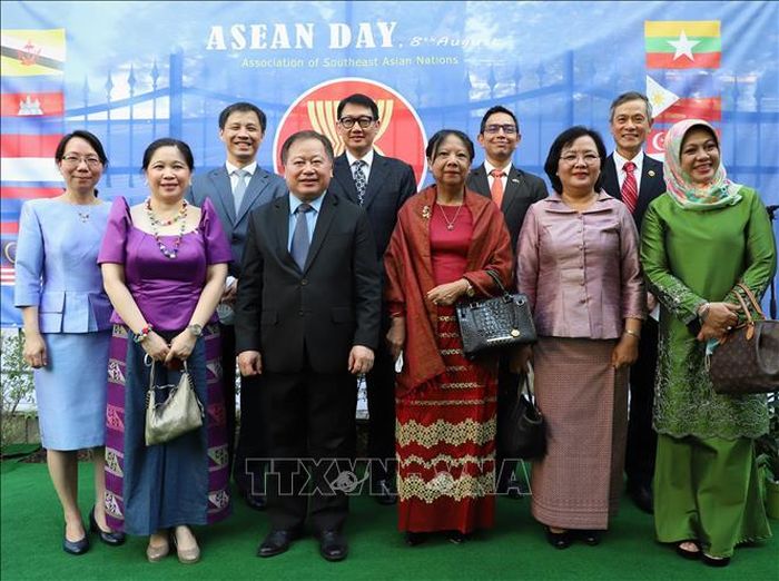 Đại sứ, đại biện 10 nước ASEAN tại Berlin chụp ảnh lưu niệm.