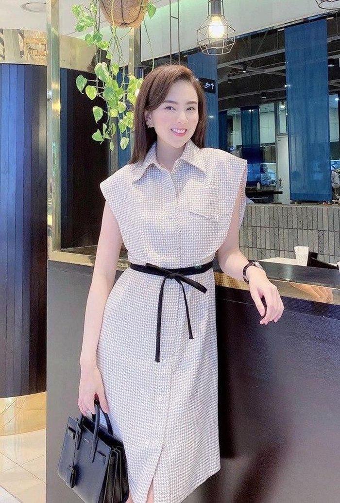 Trang phục sát nách cánh dơi vừa giúp cô giữ được vẻ thanh lịch cho phong cách, lại vừa đem tới nét phóng khoáng, thoải mái khi diện trong mùa hè.