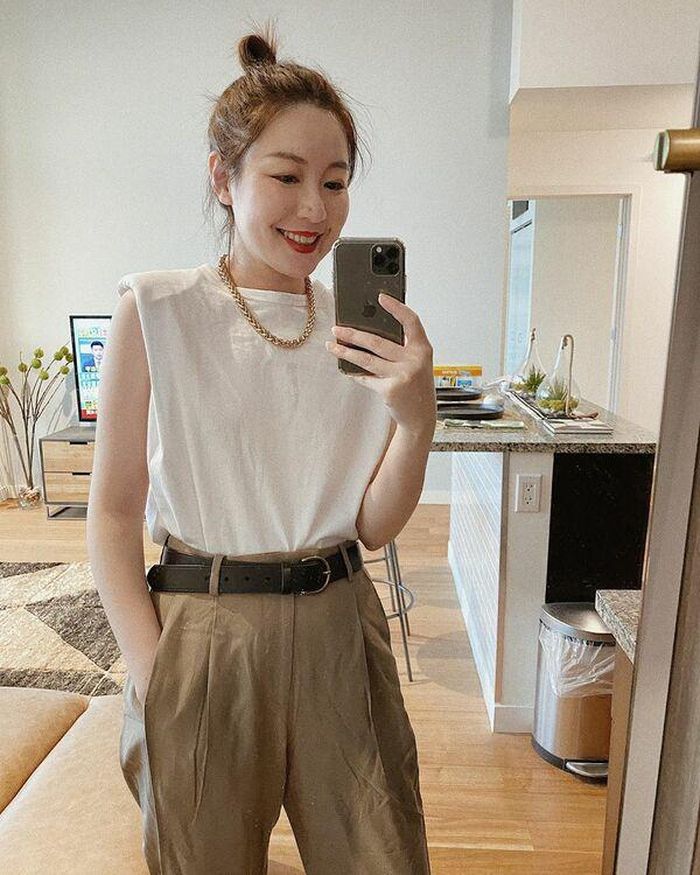 Áo sát nách cánh dơi đem tới vẻ trẻ trung, thanh lịch cho phong cách người diện. Trang phục này vốn mang rất nhiều mẫu biến tấu khác nhau.