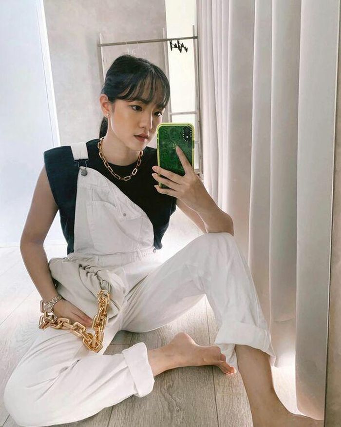 Áo sát nách cánh dơi và quần yếm cũng được coi là bộ đôi khá thú vị mà nàng có thể thử sức.